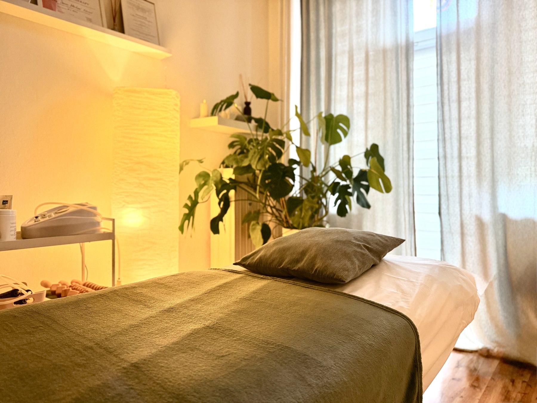 Masážní lehátko u okna ve studiu Denisa Body Care